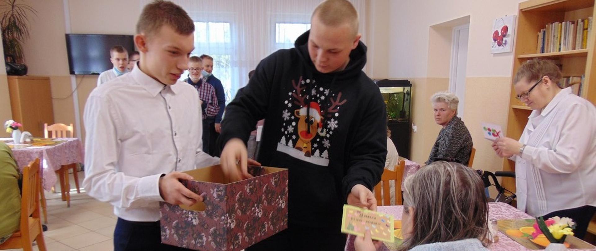 Kartki okolicznościowe dla podopiecznych Domu Pomocy Społecznej „Cichy Zakątek” w Końskich