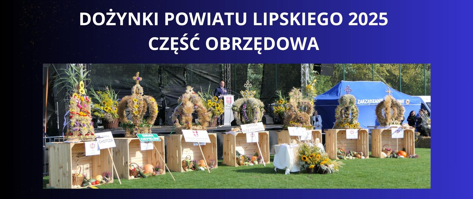 biały napis na granatowym tle Dożynki Powiatu Lipskiego 2025- CZĘŚĆ OBRZĘDOWA , ZDJĘCIE PRZEDSTAWIAJĄCE SIEDEM WIEŃCY DOŻYNKOWYCH NA TLE SCENY NA KTÓREJ STOI PAN STAROSTA 