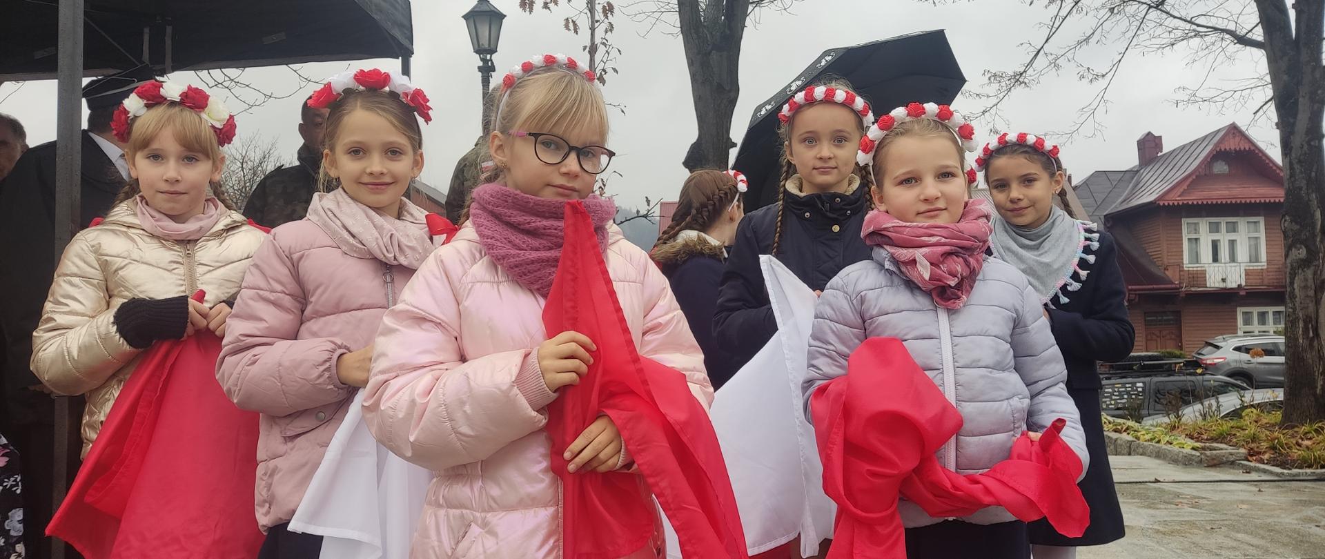Uczennice przed występem w biało-czerwonych wiankach