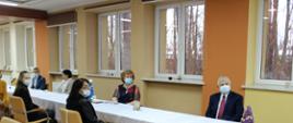 Zaproszeni goście - Burmistrz Miasta Hajnówka, Dyrektor Powiatowego Centrum Pomocy Rodzinie, Dyrektor MOPS oraz członkowie Koła siedzą za stołem