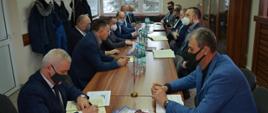 W sali konferencyjnej Starostwa Powiatowego w Kraśniku spotkali się samorządowcy z powiatu kraśnickiego w celu omówienia założeń Rządowego Programu Inwestycji Strategicznych: Polski Ład.