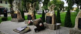 Obchody 82. rocznicy wybuchu drugiej Wojny Światowej w Przasnyszu. Fotografia przedstawia żołnierza składającego kwiaty przed pomnikiem poległych w obronie Ojczyzny.
