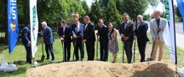 Symboliczne otwarcie przebudowy - uczestnicy konferencji wbijają szpadel w ziemię