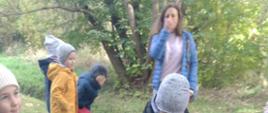Dzieci zbierają żołędzie i kasztany