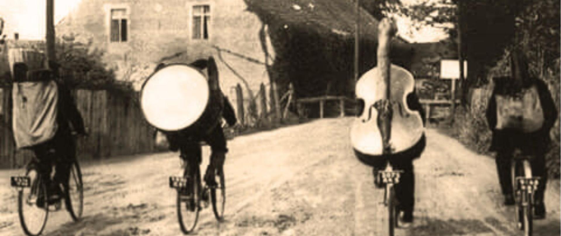 Na tle starego zdjęcia muzyków jadących ze sprzętami muzycznymi na rowerze, umieszczono informacje o wydarzeniu, zawarte w artykule