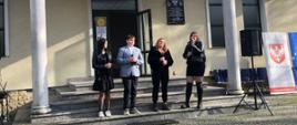 Występ młodzieży podczas przeglądu Piesni Patriotycznych na górze Liwocz