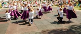 Dzieci prezentują taneczny układ