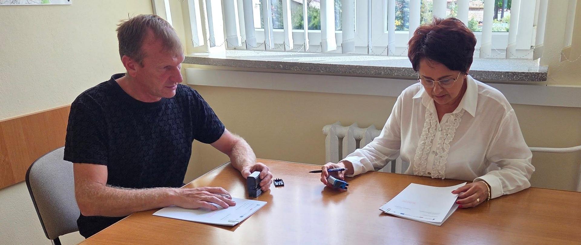 . Podpisanie umowy na realizację zadania „Zagospodarowanie terenów w miejscowościach Maleniec i Machory – gmina Ruda Maleniecka”.