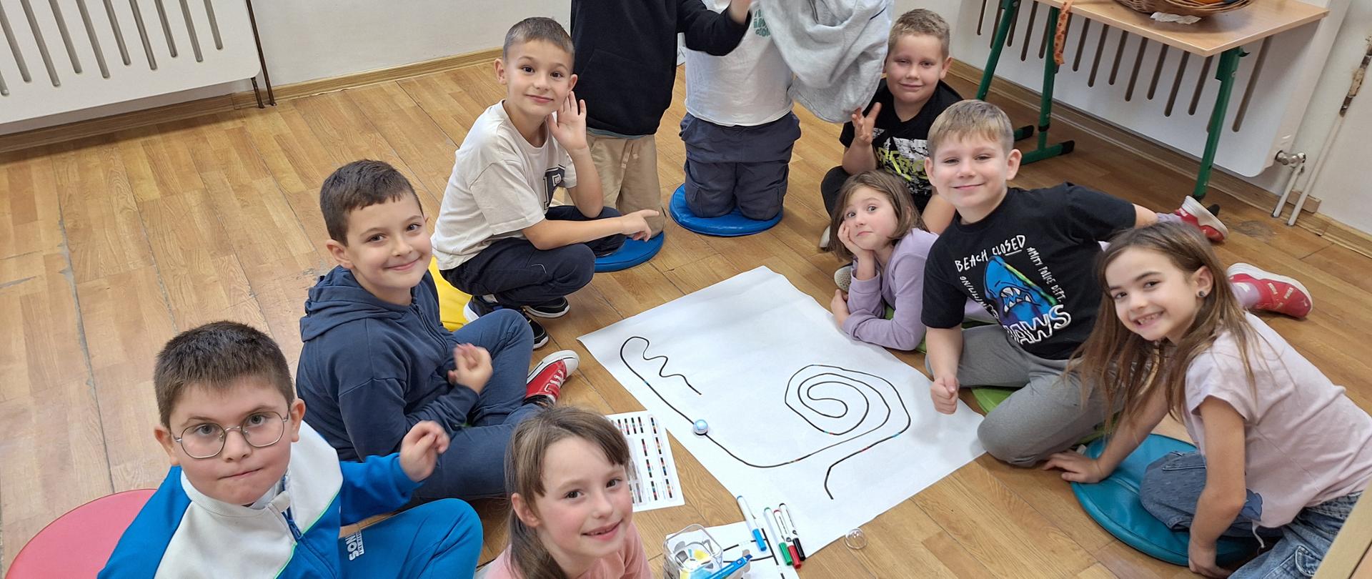 Pamiątkowe zdjęcie z pierwszego spotkania klasy 1a z Ozobotem