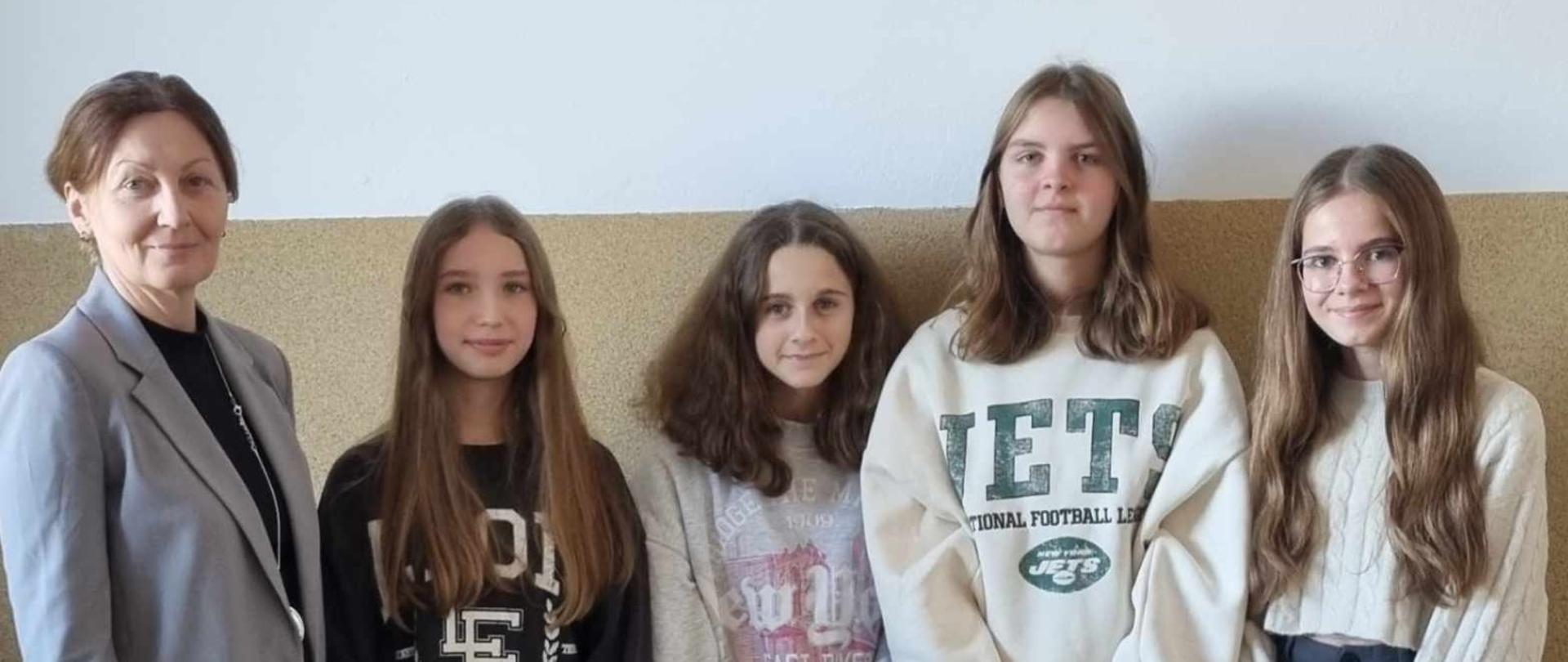 Na zdjęciu widoczne cztery uczennice, które wywalczyły wygraną dla szkoły w konkursie organizowanym przez NASK – operatora Ogólnopolskiej Sieci Edukacyjnej (OSE) -„Pracownia Kompetencji Cyfrowych”.