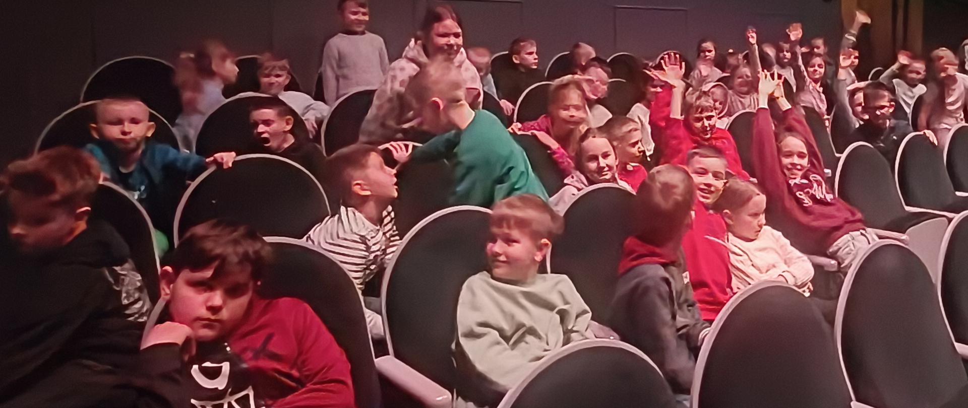 uczniowie podczas spektaklu w teatrze
