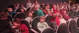 uczniowie podczas spektaklu w teatrze