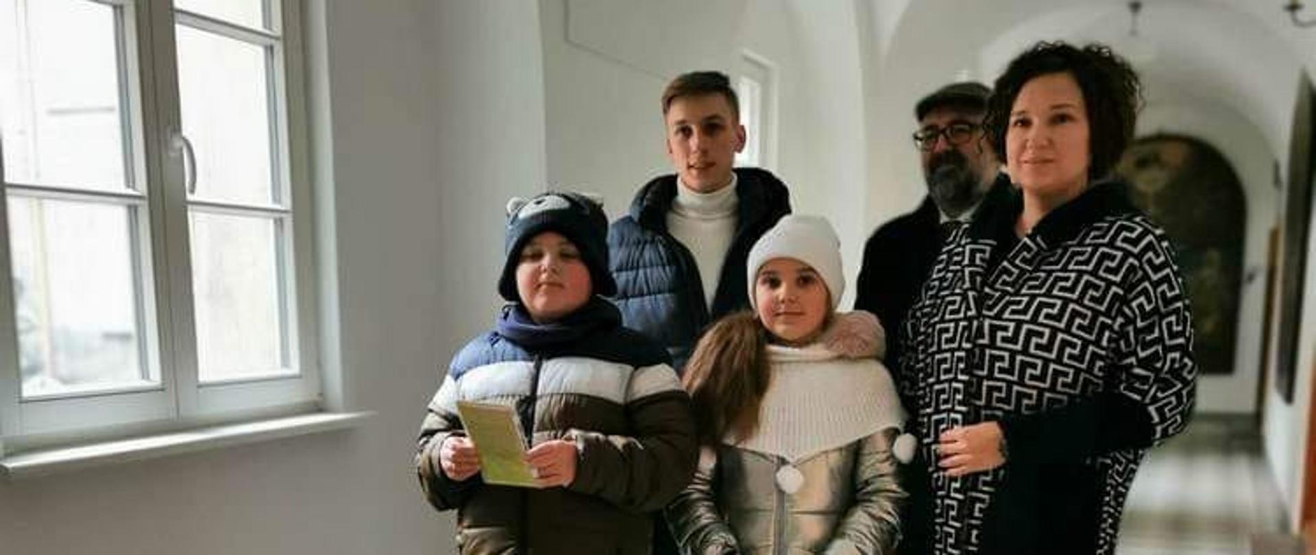 Na zdjęciu delegacje: pracowników starostwa oraz nauczycieli i dzieci ze Szkoły Podstawowej w Rostkowie.