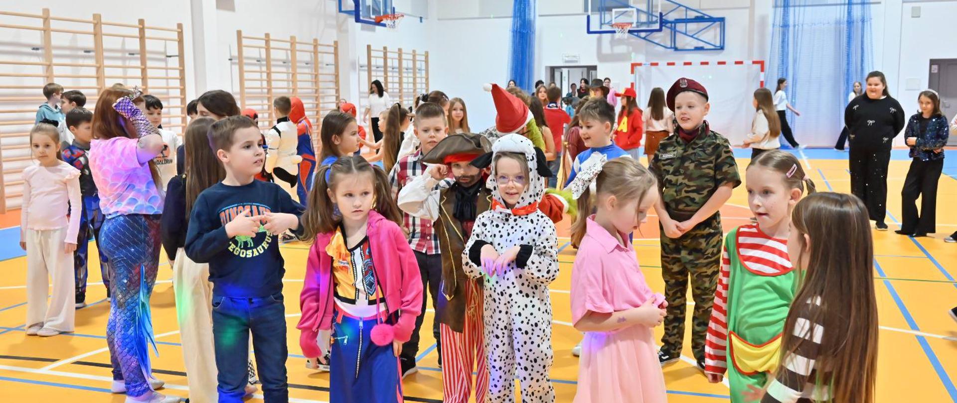 dzieci podczas zabawy karnawałowej