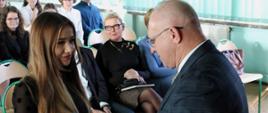 Moment wręczania stypendium uczniom