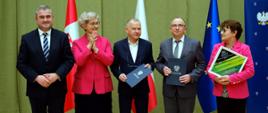 Na zdjęciu Sekretarz Stanu w Ministerstwie Infrastruktury, I Wicewojewoda Małopolski, starosta Dąbrowski, Wicestarosta oraz Skarbnik Powiatu po podpisaniu umowy