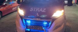 Wóz strażacki Peugeot Boxer prze remizą w Orzechu