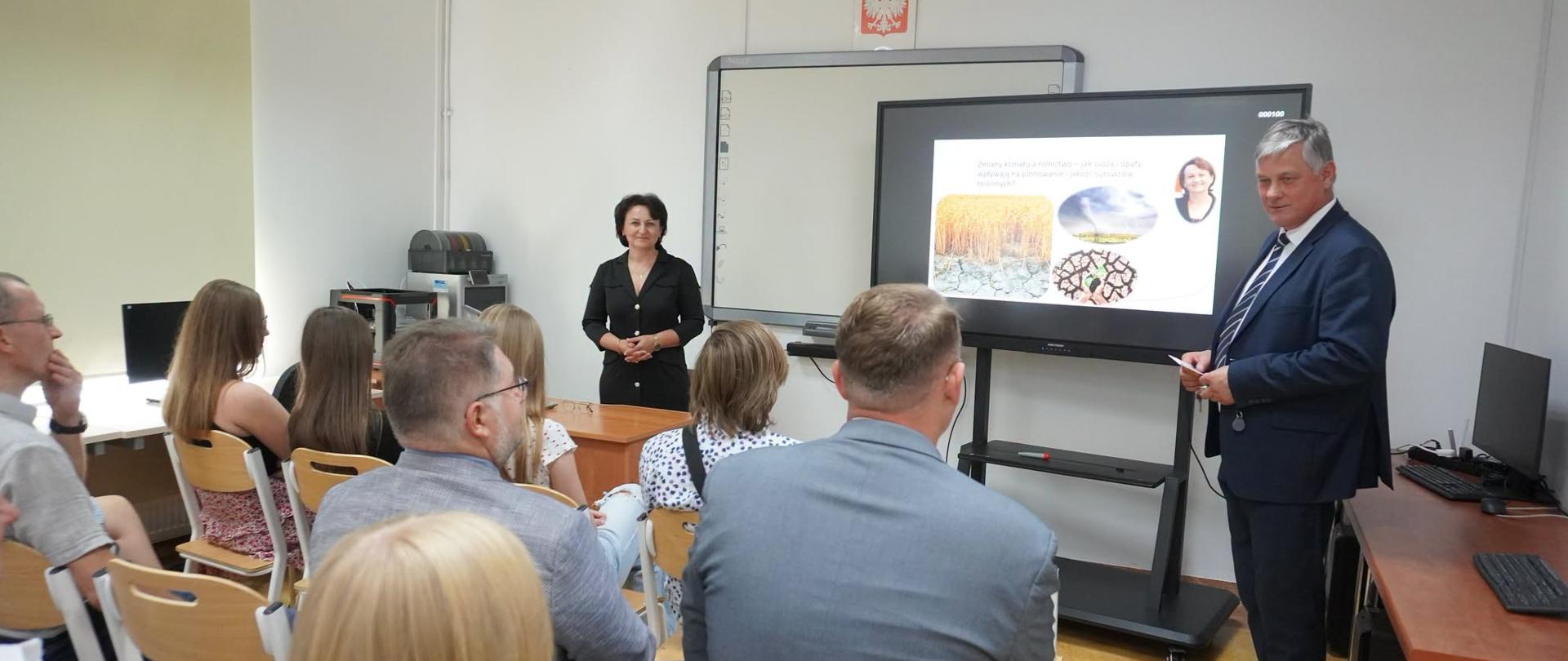dr hab. inż. Barbara Krochmal-Marczak, prof. PANS, kierownik Zakładu Produkcji i Bezpieczeństwa Żywności w Państwowej Akademii Nauk Stosowanych w Krośnie oraz Wiesław Jabłoński - dyrektor ZSCKR w Bystrej