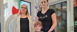 Nauczycielki oraz zaangażowane przedszkolaki pozują do wspólnego zdjęcia