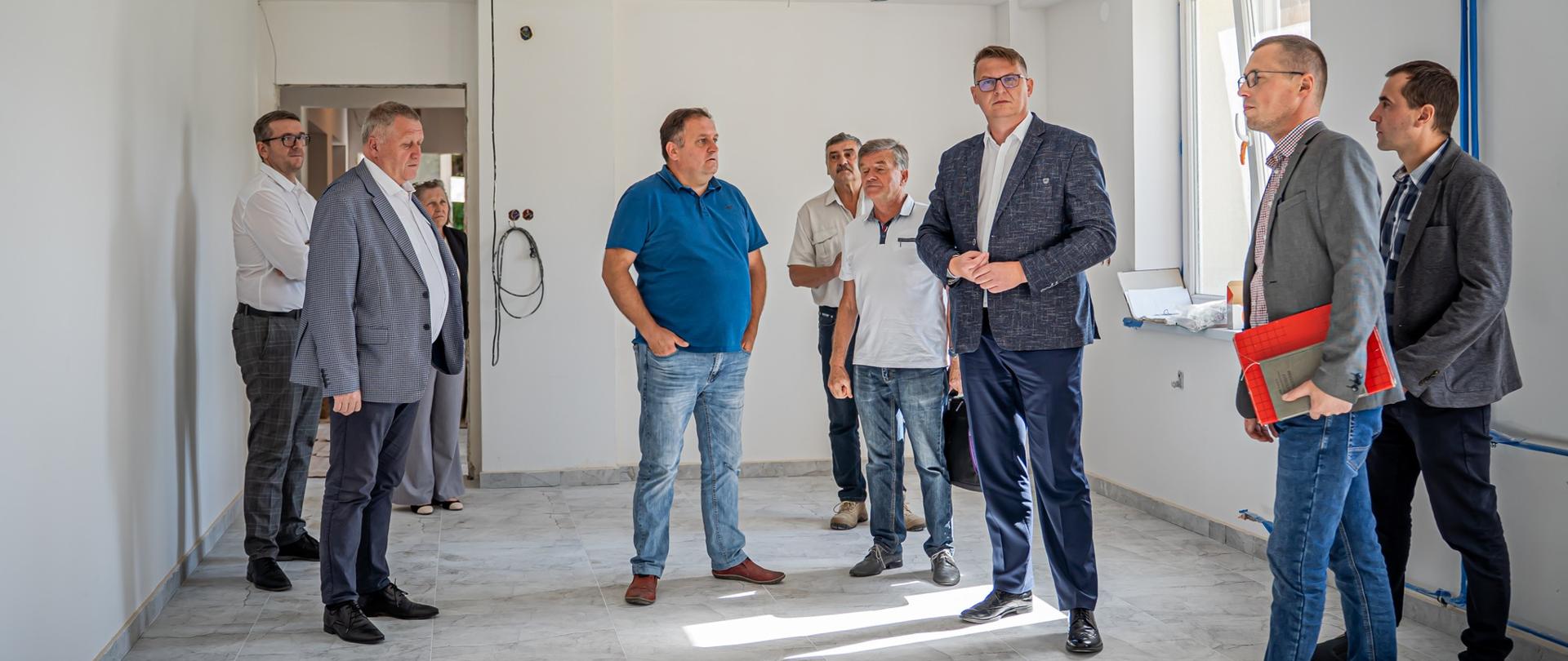 Władze powiatu i wykonawcy podczas rozmów w remontowanym pomieszczeniu SOSW