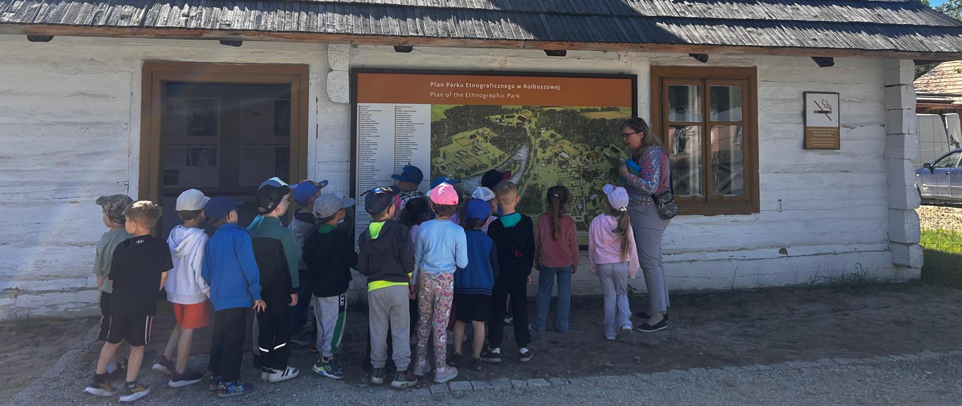 Grupa dzieci zwiedza Park Etnograficzny w Kolbuszowej