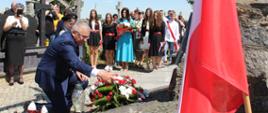 Złożenie kwiatów pod pomnikiem przez Wójta Gminy Brańsk