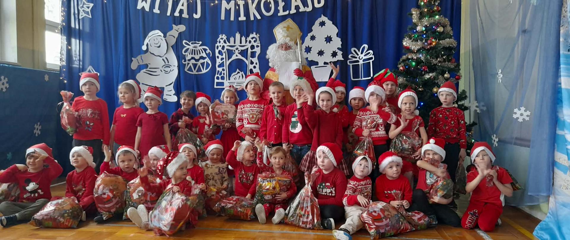 Przedszkolaki podczas spotkania z Mikołajem