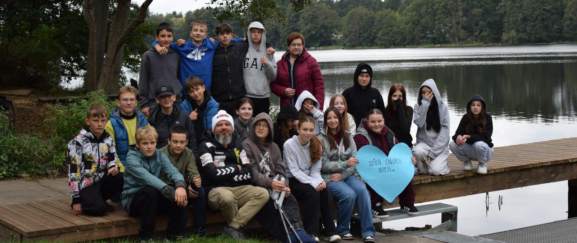 Świetna zabawa na trzcianeckiej przystani żeglarskiej klasy VIIb z okazji Dnia Chłopaka. 