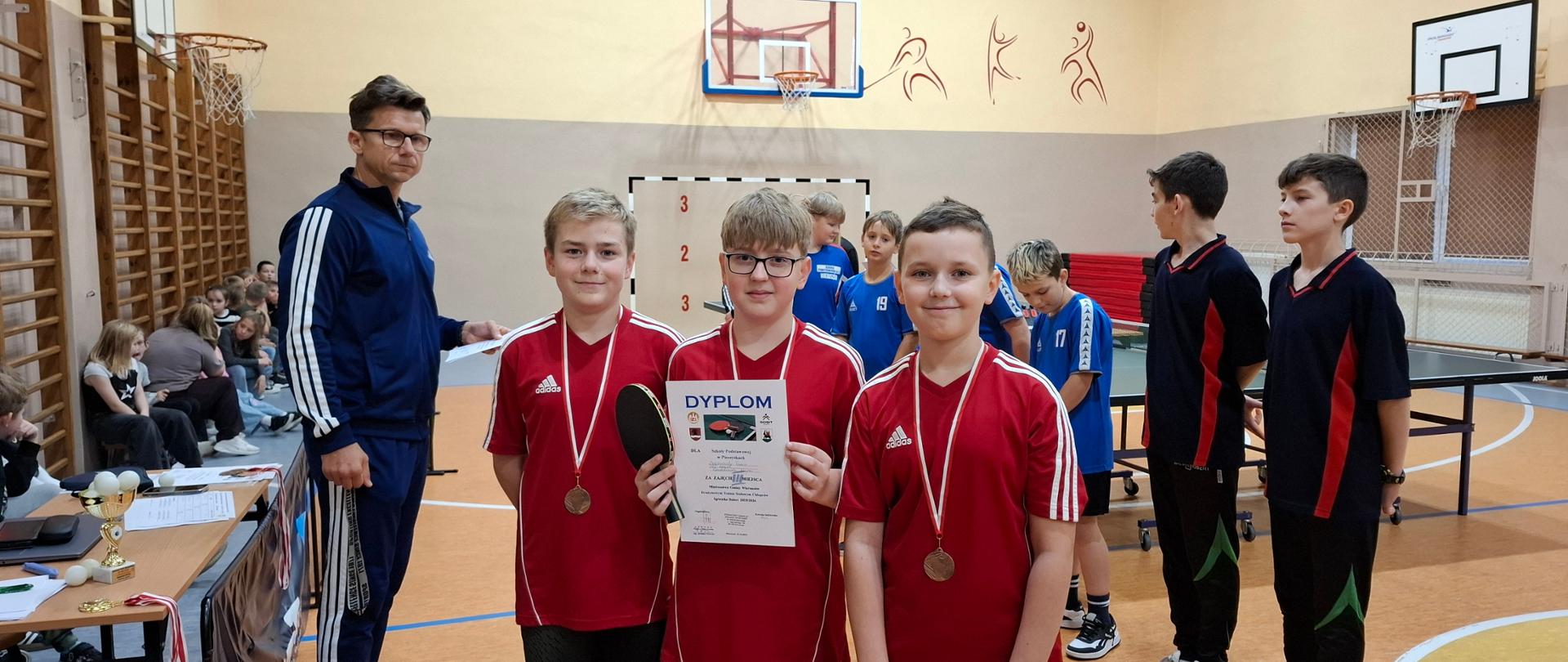 chłopcy z dyplomem i medalami za III miejsce