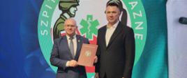 Starosta Hajnowski Andrzej Skiepko oraz zastępca dyrektora SP ZOZ Tomasz Musiuk pozują do zdjęcia
