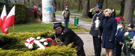 Delegacja w składzie wójt gminy Repki ,prezes OSP w Repkach Antoni Stanisław Adamczuk i naczelnik OSP Repki składają kwiaty pod pomnikiem znajdującym się w Repkach.