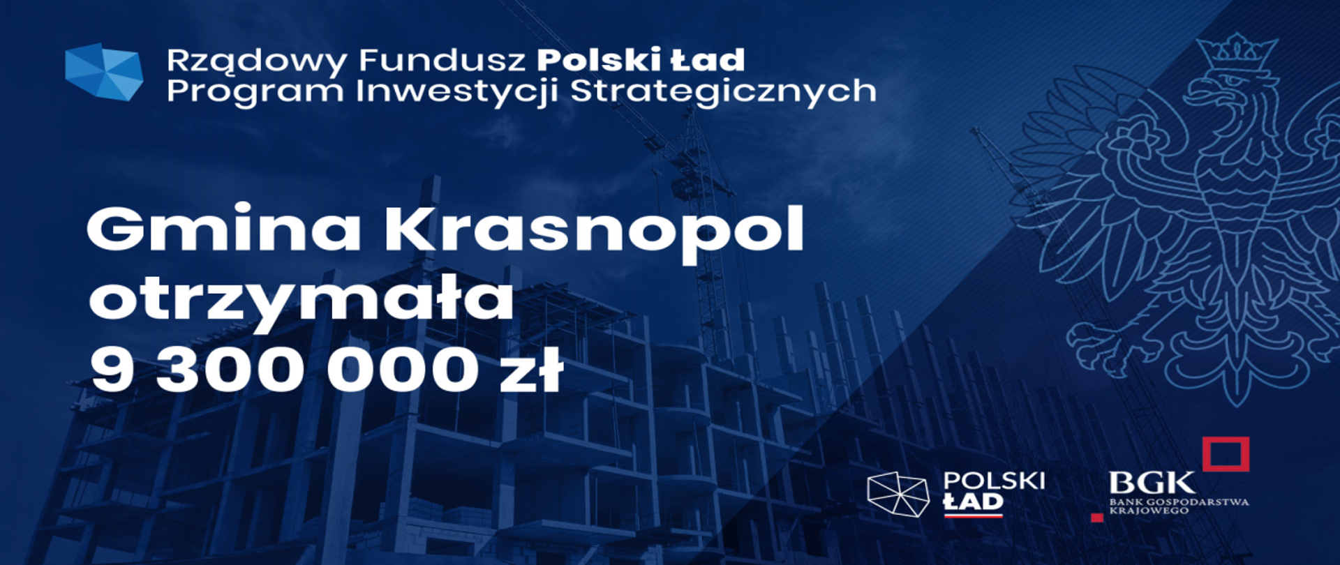Białe napisy na granatowym tle przedstawiającym powstawanie budynku. U góry napis Rządowy Fundusz Polski Ład Program Inwestycji Strategicznych Po środku napis Gmina Krasnopol otrzymała 9 300 000,00 zł. U dołu w prawym rogu logo Polskiego ładu oraz logo Banku Gospodarstwa Domowego. 