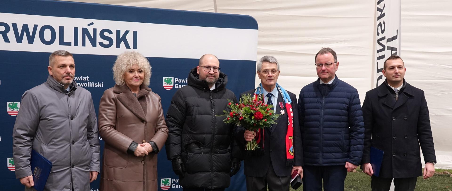 Moment wręczenia Srebrnego Krzyża Zasługi dla Pana Stanisława Buszty 