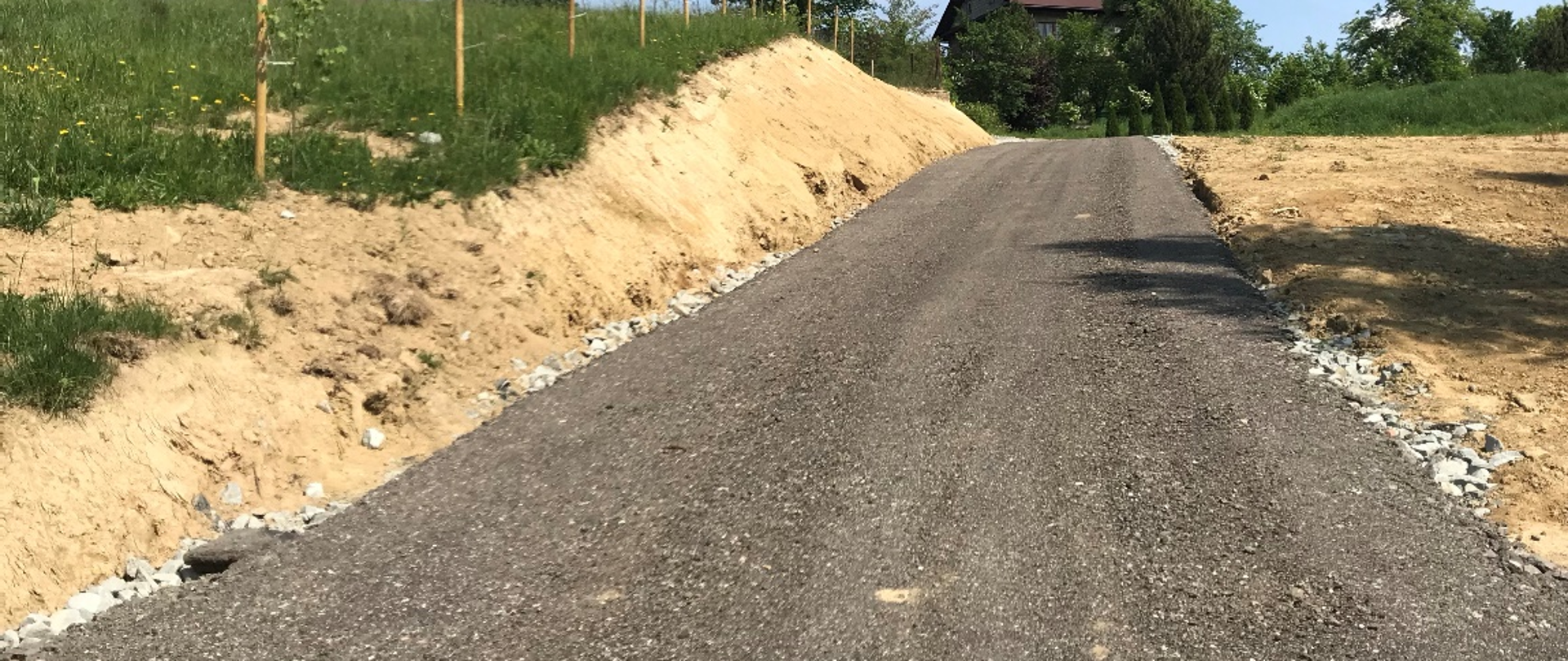 Modernizacja drogi wewnętrznej na roli Bochorzowka w miejscowości Raba Wyżna. 