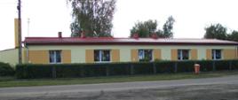 Jednokondygnacyjny budynek z lekko spadzistym czerwonym dachem, ściany w kolorze żółtym, z pomarańczowymi elementami przy oknach. Na szybach okien zawieszone kolorowe motywy z bajek. Przed budynkiem metalowy płot i żywopłot.