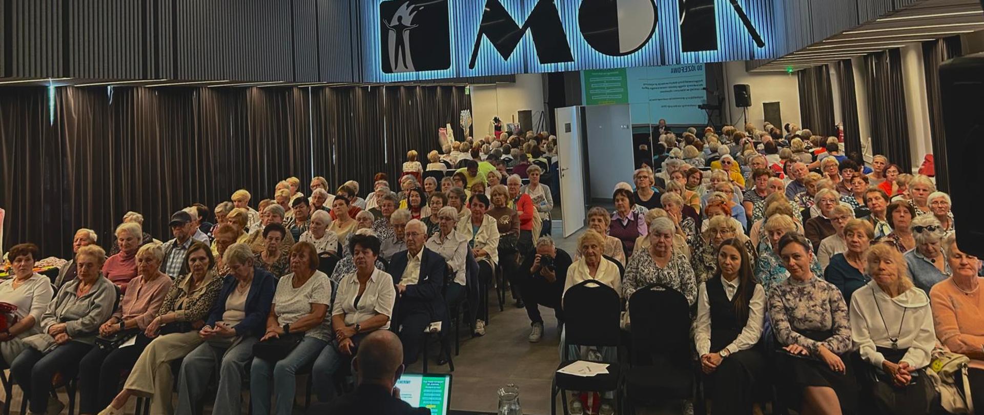 Zdjęcie przedstawia uczestników UTW