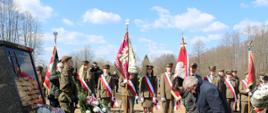 Delegacje składają kwiaty przy pomniku