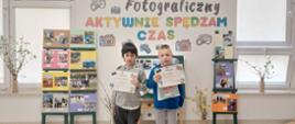Nagrodzone dzieci pozują do zdjęcia na tle ścianki podsumowującej konkurs