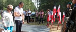 delegacja powiatu zambrowskie składa pamiątkową wiazankę kwiatów przed obaliskiem