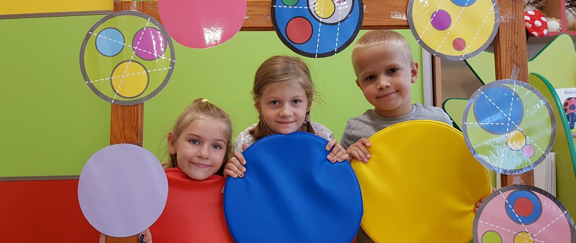 Dzieci na tle napisu DZIEŃ KROPKI