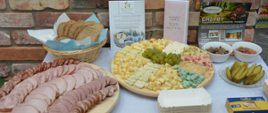 Prezentacja stosika degustacyjnego - na stole wędliny, sery, ogórki i grzybki