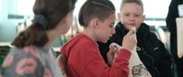 Moment wręczenia dyplomów, nagród i pucharów