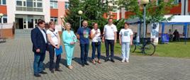 Festyn Profilaktyczno Zdrowotny w ogrodach przasnyskiego szpitala. Zdjęcie przedstawia przedstawicieli instytucji organizujących Festyn. Od lewej: przedstawiciele Mazowieckiego Oddziału Narodowego Funduszu Zdrowia, Poseł Anna Cicholska, Starosta Powiatu Przasnyskiego Krzysztof Bieńkowski, Dyrektor SPZZOZ w Przasnyszu wraz z dwiema pracownicami szpitala.