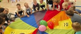 Zajęcia w grupie z kolorową płachtą
