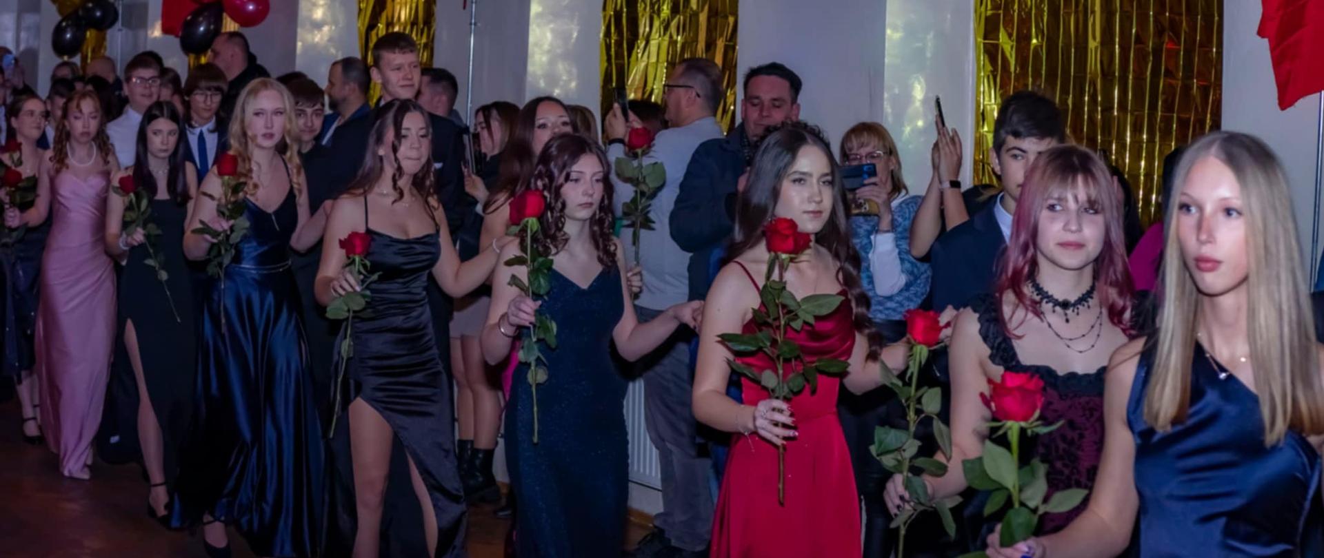 Tegoroczny bal ósmych klas w Szkole Podstawowej NR 1 w Trzciance.