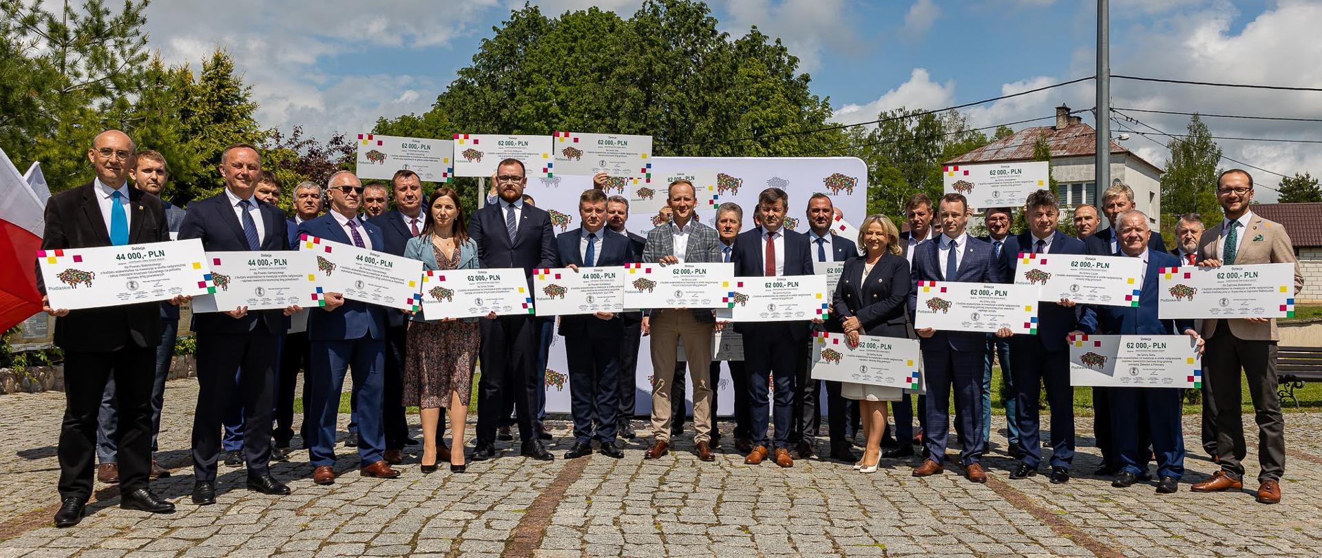 Samorządowcy pozują z przyznanymi promesami