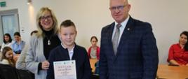 Moment wręczania nagród przez Starostę i Wicestarostę