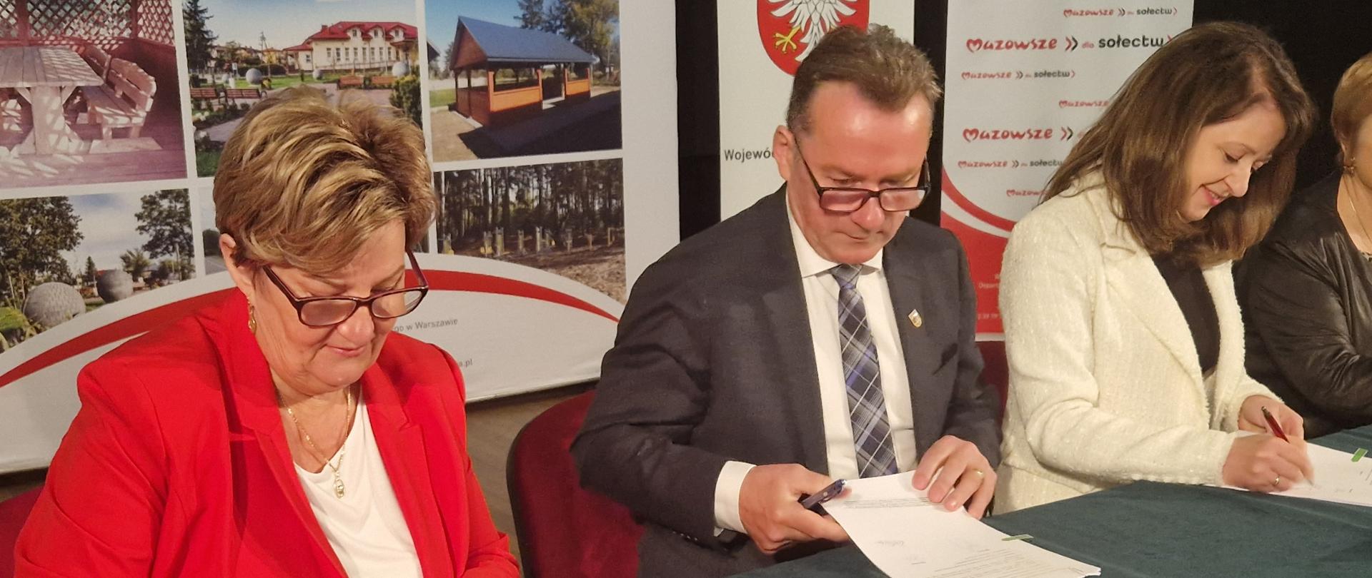 Podpisanie umów o udzielenie dotacji ze środków finansowych budżetu Województwa Mazowieckiego przez wójta gminy Górzno Waldemara Sabaka oraz skarbnik gminy Grażynę Szewczyk