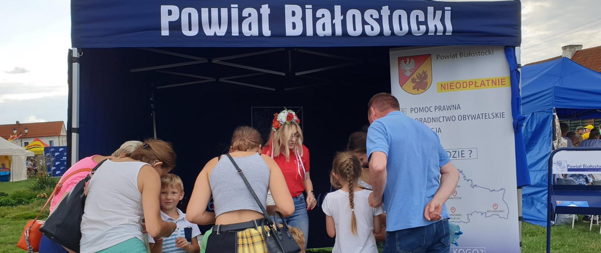 Piknik rodzinny w Tykocinie - namiot Powiatu Białostockiego
