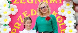 Dyrektor Ewelina Dorota Durzyńska pozuje do zdjęcia z absolwentami przedszkola